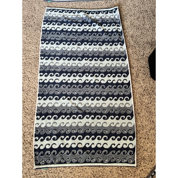 Pillowfort Bath Towels Wave Design Set Of 2 - Picture 3 of 14